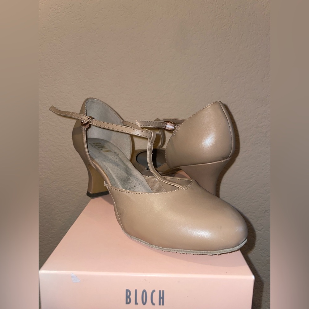 Bloch Women’s 10.5 beige heeled dance shoes